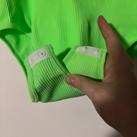 💚 Lime Green Short Sleeve Bodysuit – Flattering & Fierce! 💚 - Picture 2 of 3